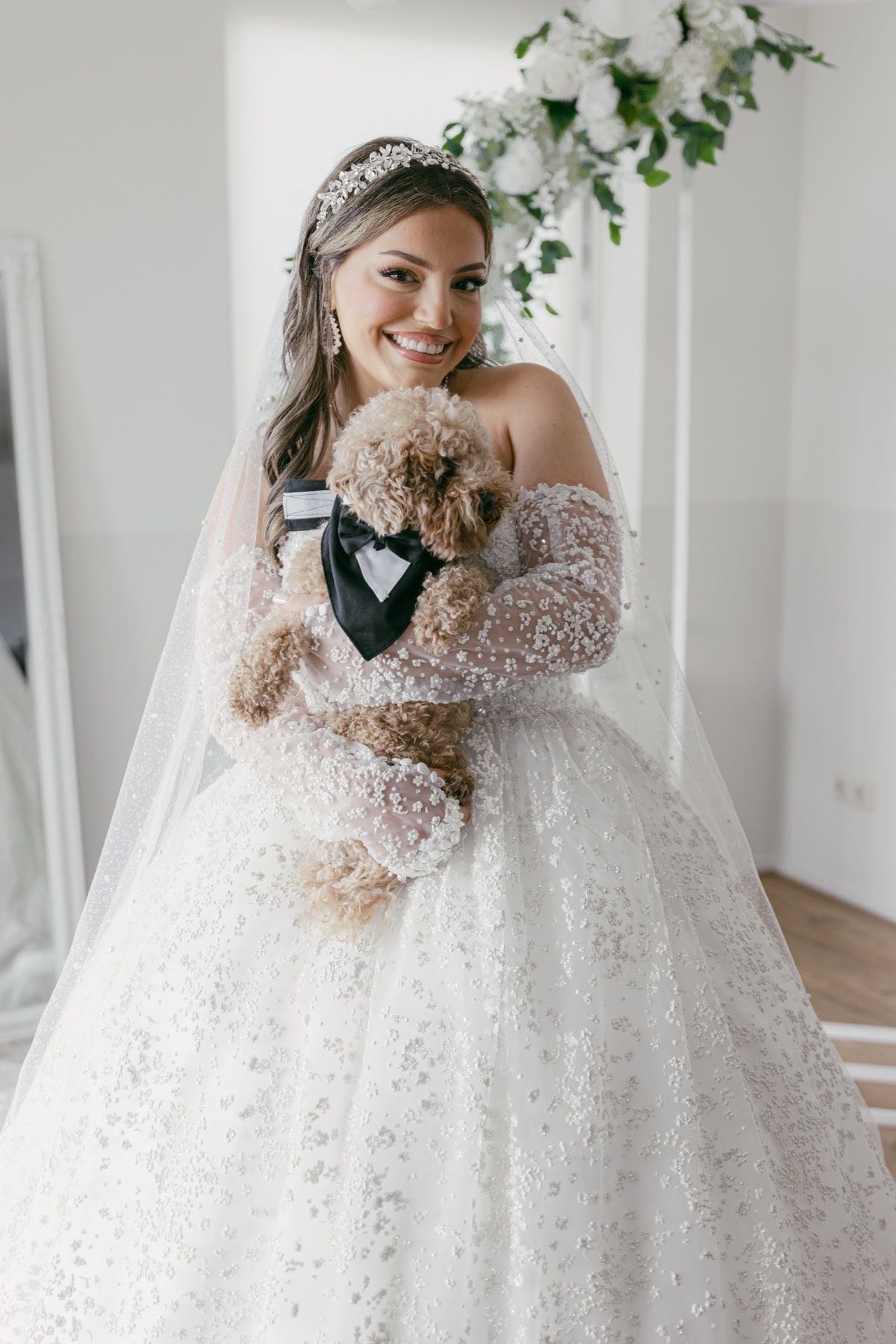 Bruid met haar hond in haar armen